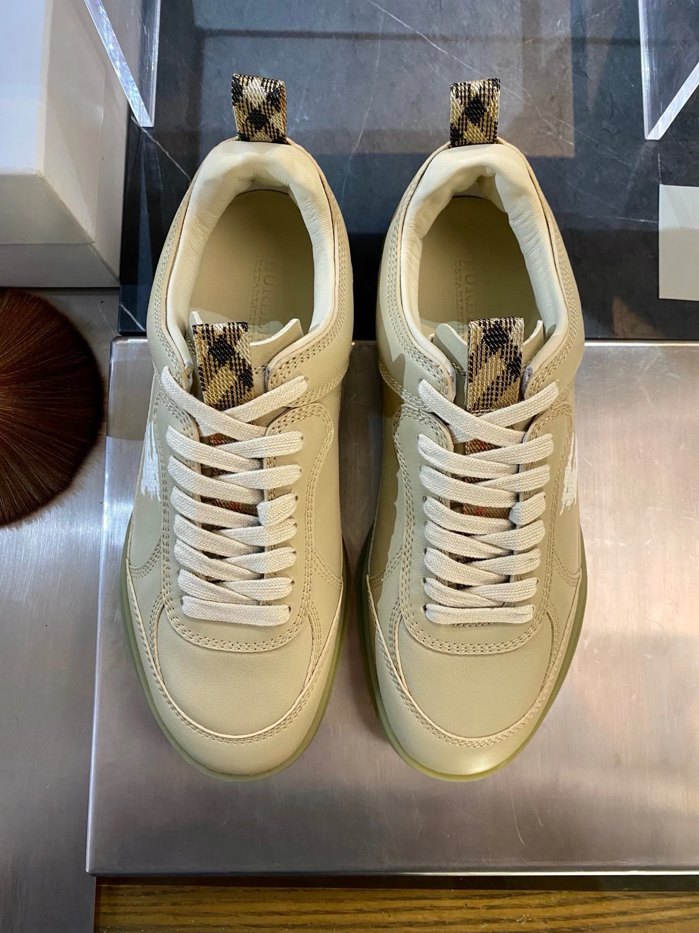 Men's Men's Shoes 💰440 [New Style] 🐝🐝Burberry - Burberr SU25 new MATRIX retro sneakers ♞size; 38-44 (45 customized) calfskin The main style of the summer fashion show, retro and casual, light and comfortable. Burberry made its debut at the brand's 2025 summer fashion show. Made of refined Italian leather with tonal topstitching details, it's inspired by sporty design. Paired with lightweight soles and Burberry check sneakers, they are embellished with embroidery of the brand's Equestrian Knight logo (EKD). - Lace-up design - EKD embroidery on the side - EKD embroidery on the sole